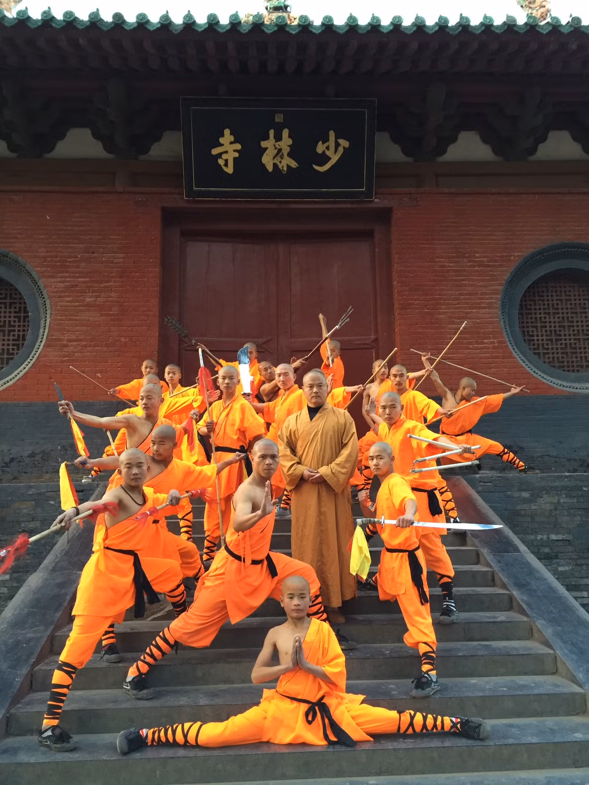 Đến với chùa Thiếu Lâm, du khách sẽ được xem các nhà sư trong chùa Thiếu Lâm thể hiện công phu với những bài côn, quyền, khí công độc nhất vô nhị, khiến ai chiêm ngưỡng cũng trầm trồ thán phục và công nhận vì sao Thiếu Lâm được vinh danh đến vậy trong làng võ học.