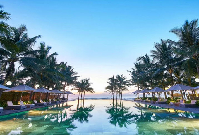 Bể bơi hướng ra biển, in bóng hai hàng dừa lãng mạn, thuần Việt, mang tới hình ảnh rất đặc trưng cho khu nghỉ sang trọng này. Nằm trên bãi biển Mỹ Khê xinh đẹp, Fusion Maia cung cấp các biệt thự 5 sao với hồ bơi riêng của từng villa, bên cạnh hồ bơi chung.