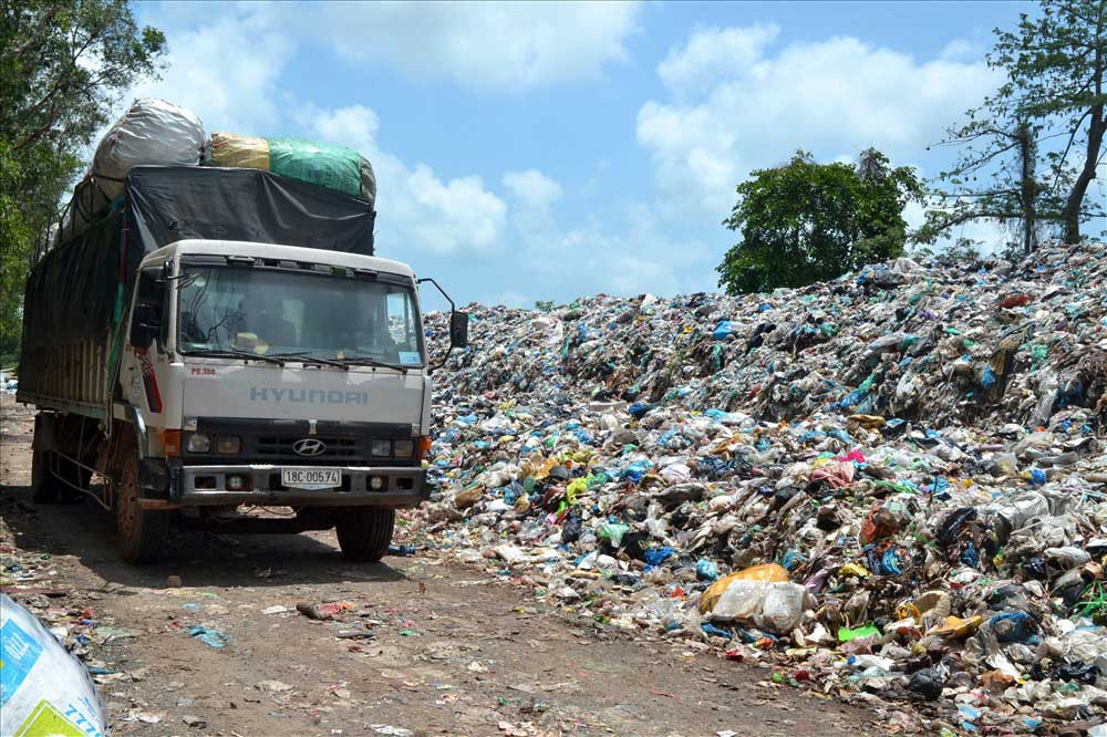 Nơi đây có 4 hộ chuyên nhặt phế liệu, mỗi tháng lựa và bán đi hàng chục tấn phế liệu.
