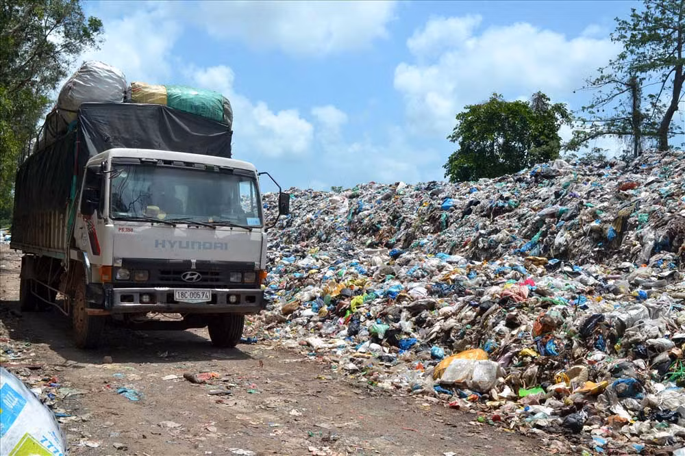 Nơi đây có 4 hộ chuyên nhặt phế liệu, mỗi tháng lựa và bán đi hàng chục tấn phế liệu.