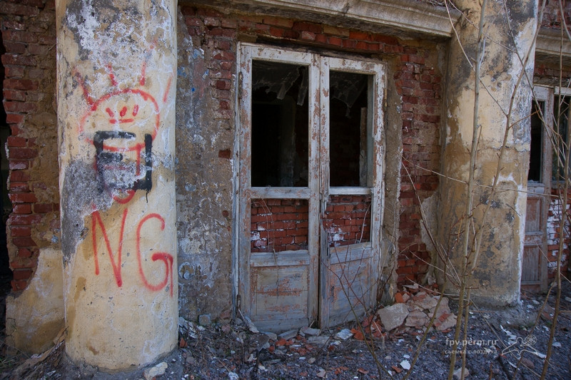 Khung cảnh đổ nát bên ngoài một tòa nhà ở thành phố Verhnaia Gubakha bị bỏ hoang.