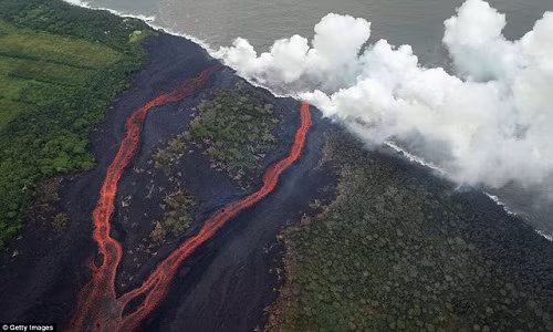 Video: Khoanh khac nham thach tu nui lua Kilauea cuon cuon do xuong bien