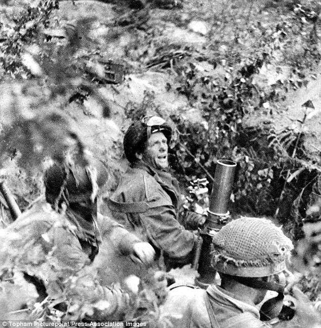 Binh sĩ thuộc quân Đồng minh chiến đấu anh dũng trong cuộc chiến ác liệt với phe phát xít.