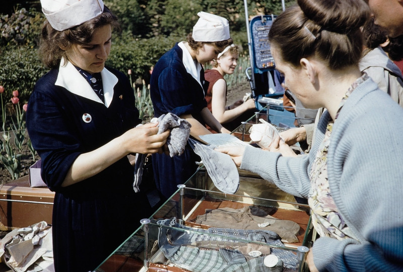 Khung cảnh mua sắm nhộn nhịp của người dân ở Liên Xô.