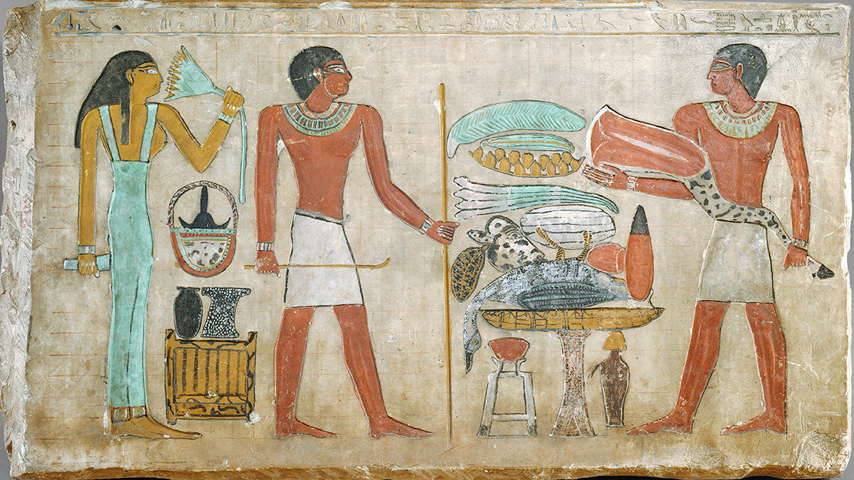 Các bậc cha mẹ sắp xếp hôn nhân cho con cái. Các bé gái thường kết hôn từ rất sớm, từ năm 12 - 16 tuổi. Họ luôn phải nghe lời cha khi chưa xuất giá và nghe lời chồng sau khi đã kết hôn.