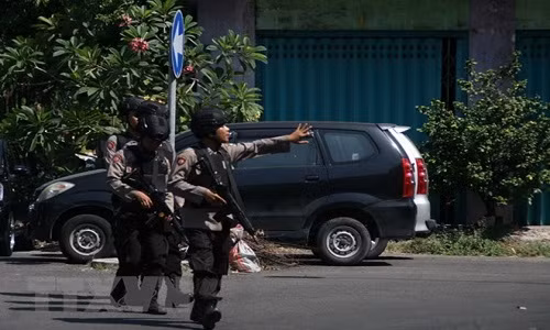 Cảnh sát gác tại hiện trường vụ đánh bom ở Surabaya, Indonesia ngày 14/5. (Nguồn: THX/TTXVN)