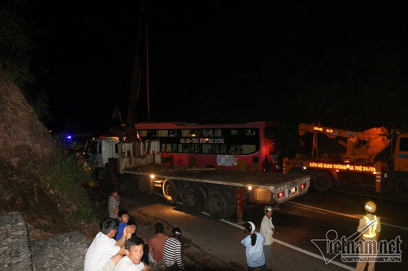 Xe cẩu cỡ lớn được điều đến hiện trường hỗ trợ công tác cứu hộ