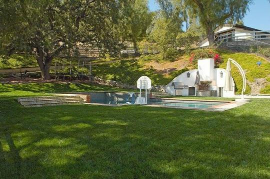 Miley đã tiến hành cải tạo lại căn biệt thự. Các hạng mục được giọng ca "Wrecking Ball" chú trọng gồm xây thêm phòng cho trẻ nhỏ, cải tạo hệ thống sân vườn và bể bơi cũng như hệ thống phòng ngủ cho ngôi nhà.