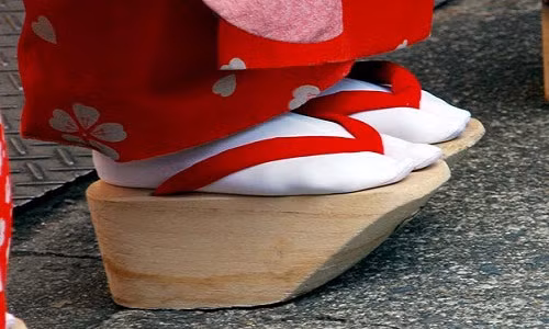 Đôi guốc truyền thống của người Nhật cũng gắn liền với một quan niệm mê tín. Cụ thể, nếu đôi guốc bị gãy và lỏng dây thì điều này được xem là sẽ gặp xui xẻo.