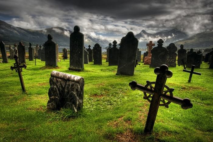 Một trong những quan niệm mê tín của người Nhật Bản là khi đi qua nghĩa trang hoặc nhìn thấy xe tang thì bạn phải giấu ngón tay cái đi. Trong tiếng Nhật, ngón tay cái là oyayubi (nghĩa là “ngón tay cha mẹ”).