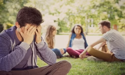 Hiện tượng đó được gọi là “hiệu ứng Spotlight” chỉ về việc con người đánh giá quá cao việc người khác đang chú ý đến họ nhiều như thế nào.