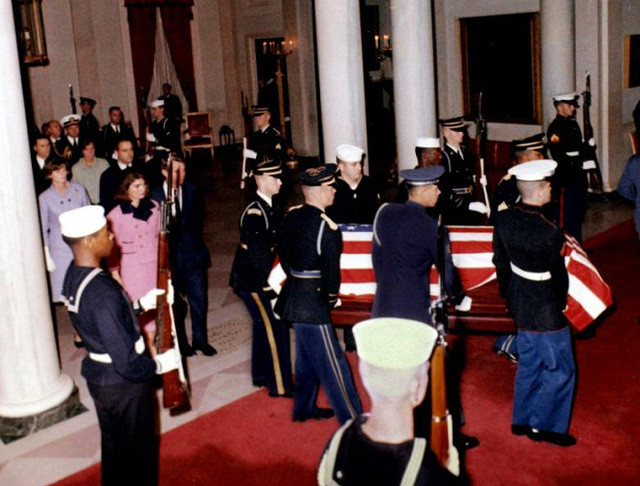 Theo đó, Tổng thống Kennedy là Tổng thống Mỹ thứ 4 bị ám sát dẫn đến tử vong sau Tổng thống Abraham Lincoln vào năm 1865, Tổng thống James Garfield năm 1881 và Tổng thống William McKinley năm 1901.