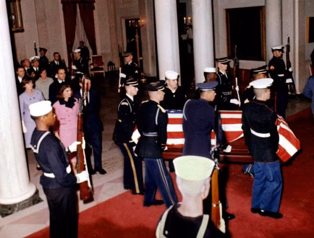 Theo đó, Tổng thống Kennedy là Tổng thống Mỹ thứ 4 bị ám sát dẫn đến tử vong sau Tổng thống Abraham Lincoln vào năm 1865, Tổng thống James Garfield năm 1881 và Tổng thống William McKinley năm 1901.