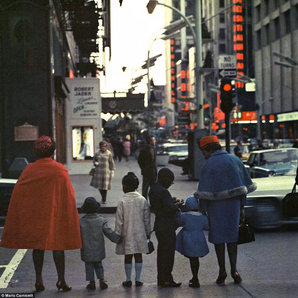 Một nhóm phụ nữ và trẻ em ở Chicago dừng lại khi đèn giao thông chuyển sang màu đỏ. Ảnh chụp năm 1966.