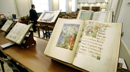 Nhiều bản viết tay, cuộn giấy da và sổ sách cũng được trưng bày. Những tài liệu này thường chỉ có những học giả có sự cho phép đặc biệt của Vatican từng được tiếp xúc qua.