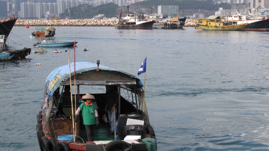 Trước khi được biết đến với cái tên Hong Kong, lãnh thổ này là một cảng chiến lược của các thủy thủ (chưa kể đến cướp biển) và thường được sử dụng như một điểm dừng chân trên các chuyến đi dài. Cư dân ở đây đa số là ngư dân.