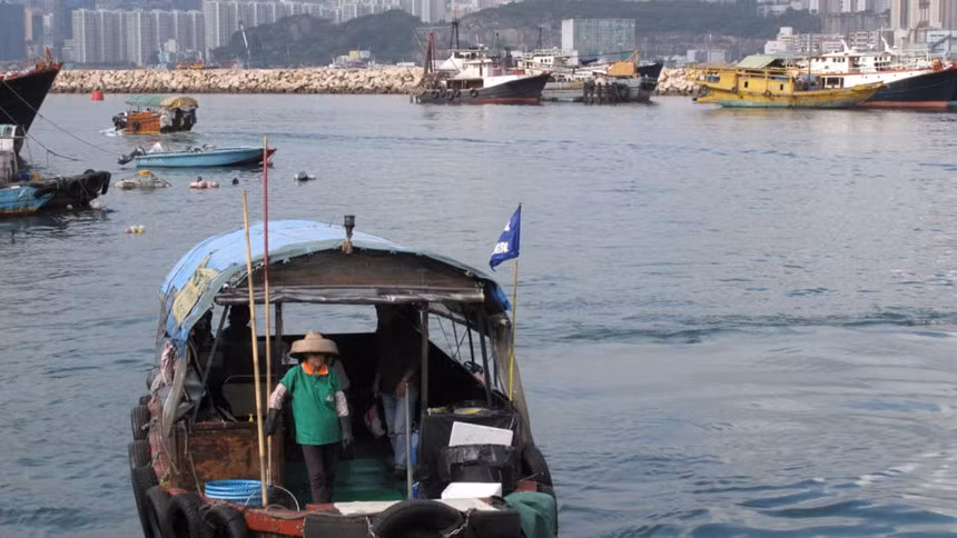 Trước khi được biết đến với cái tên Hong Kong, lãnh thổ này là một cảng chiến lược của các thủy thủ (chưa kể đến cướp biển) và thường được sử dụng như một điểm dừng chân trên các chuyến đi dài. Cư dân ở đây đa số là ngư dân.