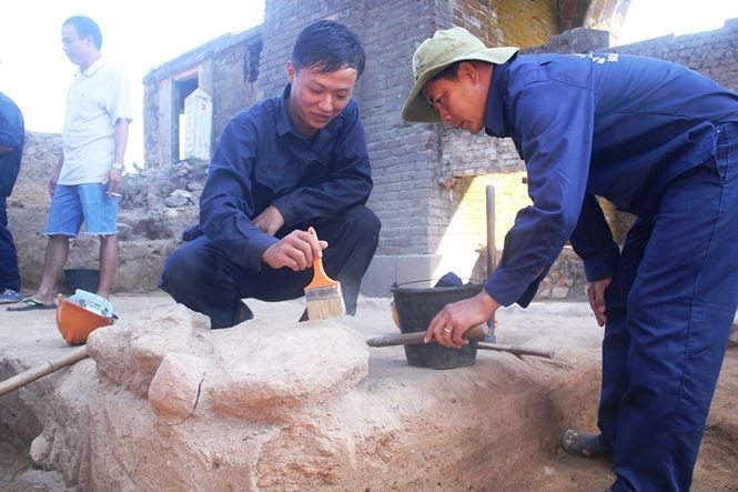 Các thành viên đội khảo cổ cẩn thận, tỷ mỹ với công việc của mình để tìm những dấu vêt của công trình "Thiên hạ đệ nhất hùng quan".