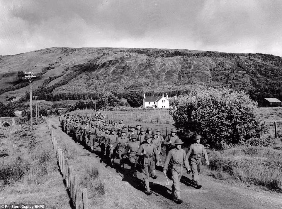 Một tiểu đoàn của Mỹ thực hiện đợt huấn luyện hành quân trên quãng đường dài.