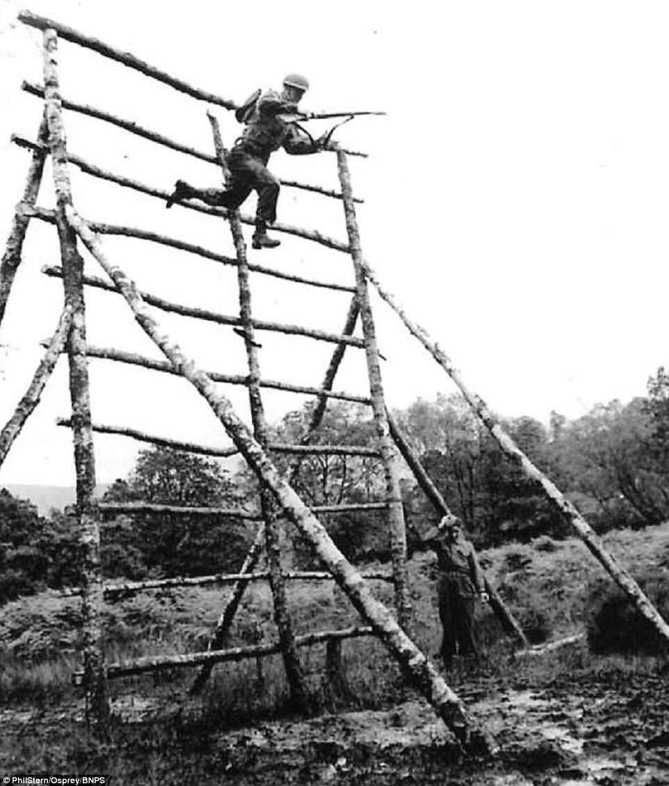 Binh sĩ Mỹ cũng được huấn luyện vượt qua những thử thách gian khó để thích ứng với tình hình chiến trận.