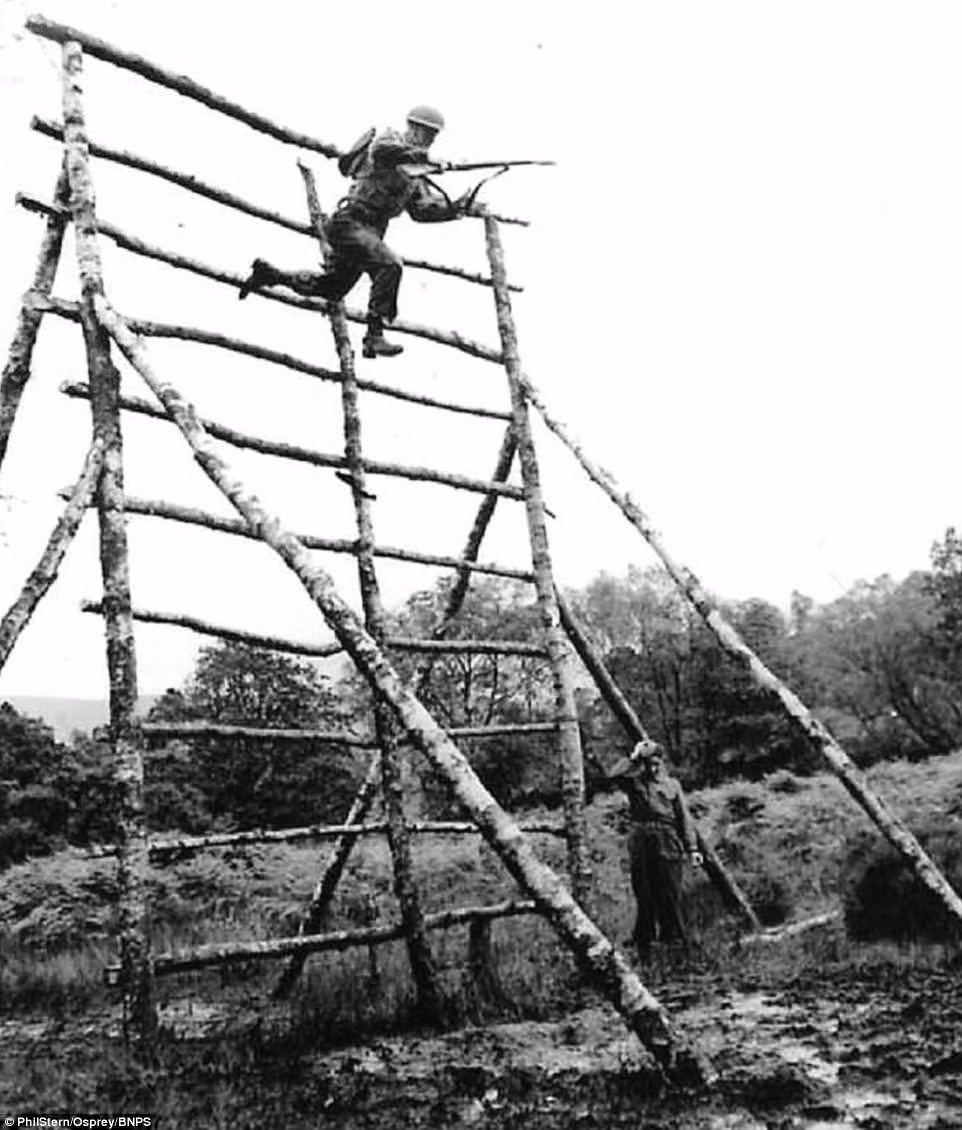 Binh sĩ Mỹ cũng được huấn luyện vượt qua những thử thách gian khó để thích ứng với tình hình chiến trận.