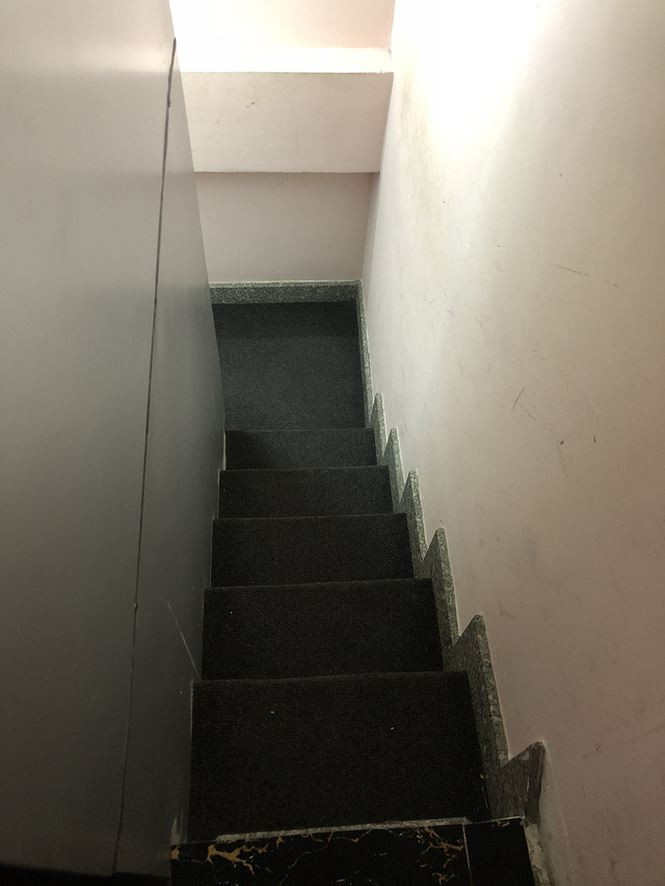 Một số nhà hàng thiết kế lối lên xuống rất hẹp, chỉ vừa cho 1 người lên xuống, đây cũng là chiêu đối phó khi công an vào kiểm tra
