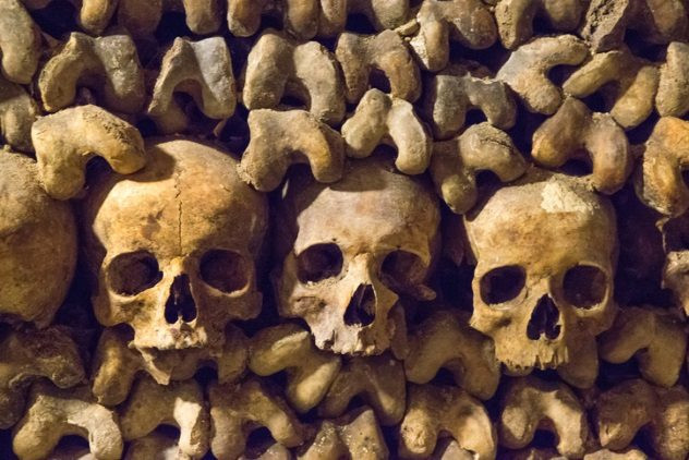 Có rất nhiều lối vào hầm mộ Paris nhằm đáp ứng nhu cầu đưa xác chết xuống lòng đất và chôn cất thuận lợi.