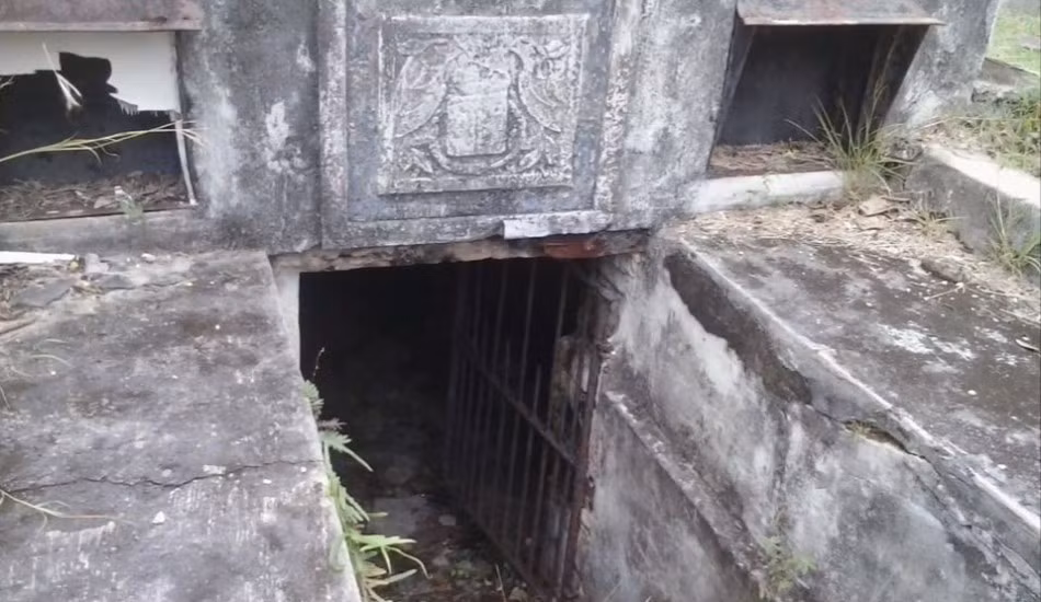 Trong trường hợp xảy ra địa chấn thì vì sao chỉ có hầm mộ của gia đình Chase bị ảnh hưởng trong khi các hầm mộ xung quanh thì không bị tác động. Trước sự việc kỳ bí này, gia đình Chase chuyển toàn bộ quan tài của người thân ra khỏi hầm mộ để chôn cất ở nơi khác. Bí ẩn này cho đến nay vẫn chưa được giải đáp.