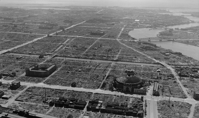 Thủ đô Tokyo, Nhật Bản bị tàn phá nghiêm trọng trong Chiến tranh thế giới 2. Bức ảnh chụp từ trên cao một góc Tokyo năm 1945.