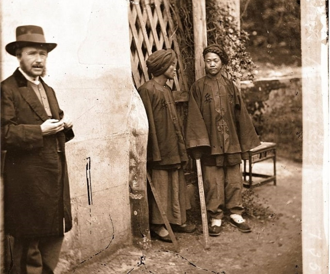 Thomson với hai binh sĩ Mãn Châu, tỉnh Phúc Kiến, Hạ Môn, 1871.