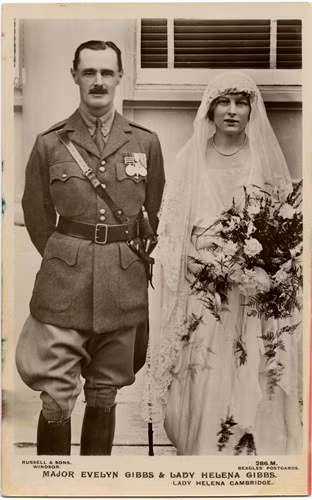 Helena Cambridge - cháu gái Nữ hoàng Mary trong ngày cưới với Thiếu tá John Gibbs ngày 2/9/1919.