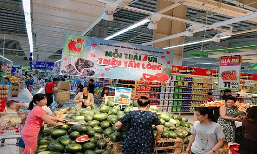 Khách hàng mua ủng hộ dưa hấu Quảng Nam, Quảng Ngãi tại BigC