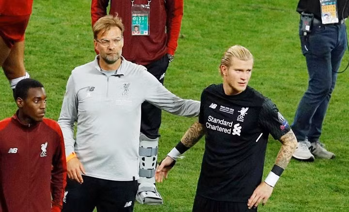 HLV Klopp an ủi Karius: "Chúng tôi rất thất vọng, nhưng ai cũng có thể mắc sai lầm. Chúng tôi biết Karius đã cố gắng nhưng cậu ấy không gặp may trong ngày hôm nay. Pha mắc lỗi thứ hai là vì hiệu ứng của pha mắc lỗi đầu tiên. Khó ai có thể rũ bỏ cảm giác tội lỗi và thi đấu hay sau tình huống đó".