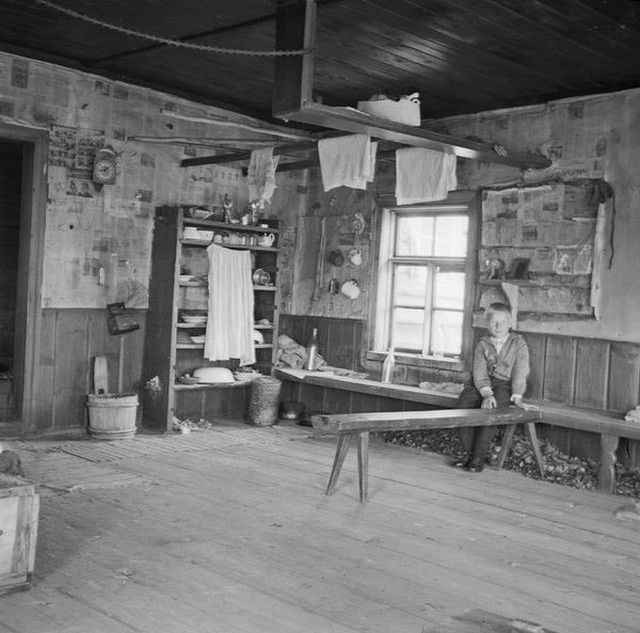 Chiến tranh thế giới 2 đã khiến cuộc sống của cậu bé và gia đình cũng như hàng triệu người khác bị đảo lộn.