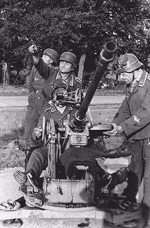 Trong Thế chiến 2, quân Đồng minh đã triển khai lượng lớn quân và sử dụng nhiều vũ khí có sức sát thương lớn trong cuộc chiến với phe phát xít.