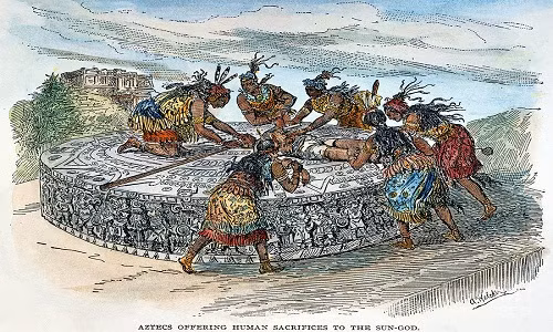 Sau khi nghi lễ hoàn thành, các nạn nhân bị hiến tế sẽ trở thành bữa ăn cho các thành viên trong cộng đồng.