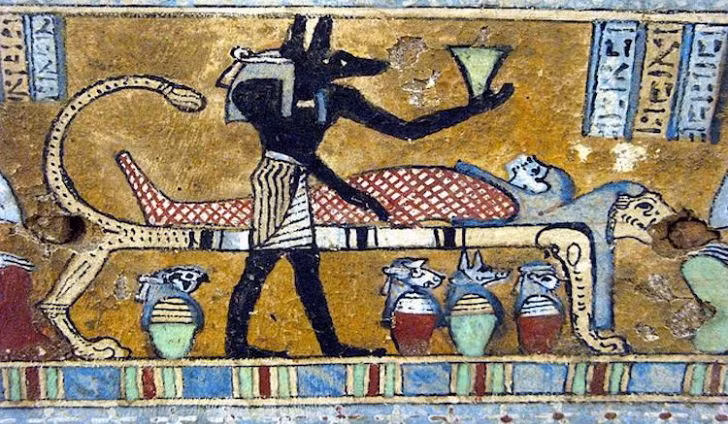 Thợ ướp xác cũng lấy não ra vì nó rất dễ bị phân hủy. Muối natron được phủ khắp thi thể và trong bụng nhằm làm khô tử thi và ngăn chặn quá trình phân hủy. Sau 40 ngày, thi hài được rửa sạch lại với nước sông Nile rồi được bôi dầu lên nhằm giúp da có sự đàn hồi.