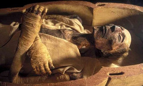 Do vậy, nếu thi thể bị phân hủy thì linh hồn sẽ không còn "nhà". Để bảo tồn thể xác giống như lúc còn sống để đảm bảo giữ lấy linh hồn, người Ai Cập thực hiện ướp xác.