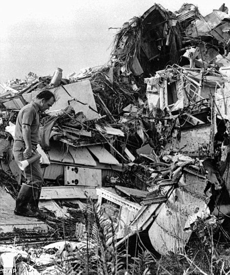 Cũng từ đây, nhiều chuyện bí ẩn liên tiếp xảy ra. Cụ thể, một số hành khách và phi hành đoàn trên những máy bay được lắp các bộ phận của chuyến bay 401 kể rằng nhìn thấy hồn ma cơ trưởng Bob Loft và cơ phó Don Repo ở cabin hay khoang hành khách.