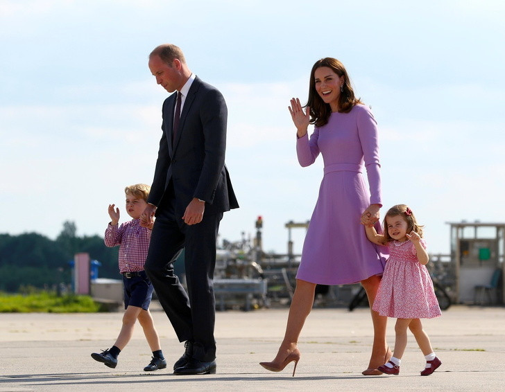 Tờ thông báo về việc chào đời của em bé Hoàng gia sẽ được đặt vào giá đỡ nghi lễ ở sân trước của Cung điện và tờ giấy này sẽ nằm ở đó khoảng 24 giờ.