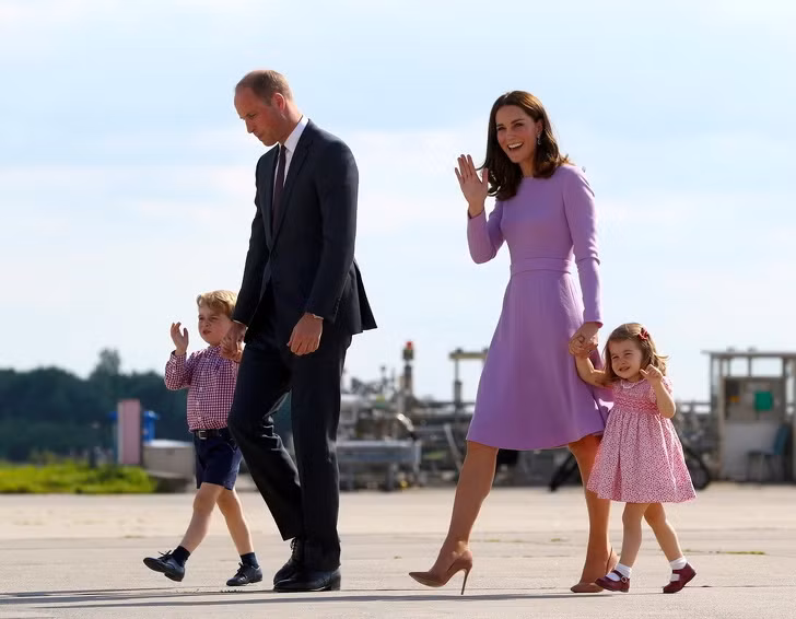 Tờ thông báo về việc chào đời của em bé Hoàng gia sẽ được đặt vào giá đỡ nghi lễ ở sân trước của Cung điện và tờ giấy này sẽ nằm ở đó khoảng 24 giờ.