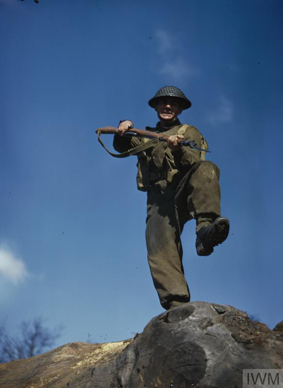 Binh nhì T Henderson trong buổi huấn luyện chiến đấu năm 1944.