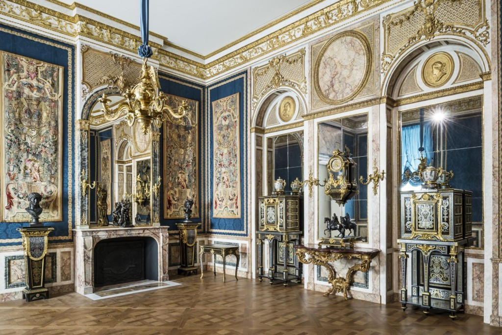 Vào năm 1793, hoàng gia Pháp chuyển đến cung điện Versailles. Khi ấy, nơi đây trở thành bảo tàng Louvre và mở cửa đón khách với 537 bức tranh được trưng bày.