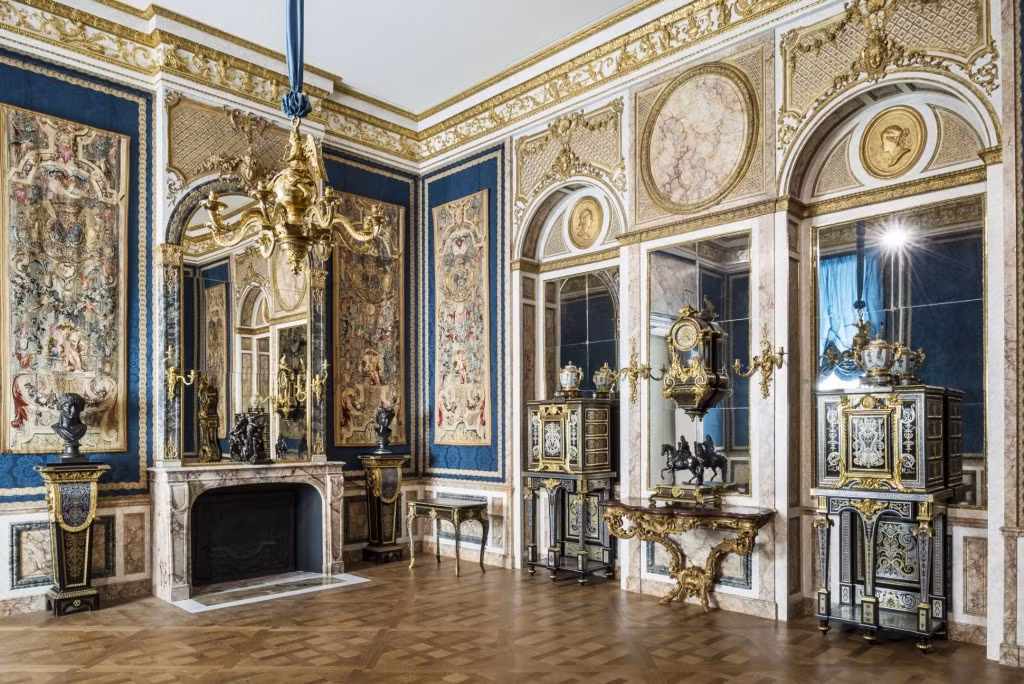 Vào năm 1793, hoàng gia Pháp chuyển đến cung điện Versailles. Khi ấy, nơi đây trở thành bảo tàng Louvre và mở cửa đón khách với 537 bức tranh được trưng bày.