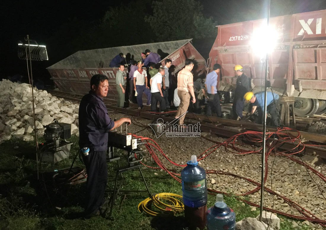 Tất cả đều nỗ lực cho các đường ray ở ga Yên Xuân thông suốt.