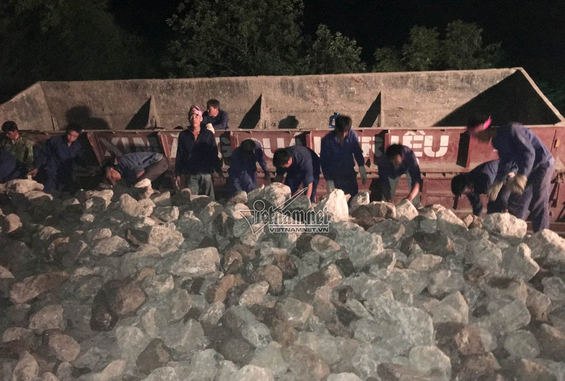 Nhóm công nhân bốc hàng chục tấn vật liệu làm xi măng ra khỏi toa tàu