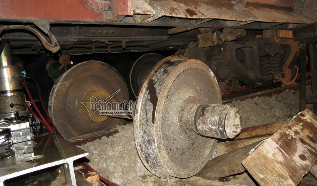 Trục bánh giá chuyển hướng vào đường ray bật khỏi toa tàu số 3