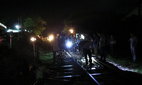 Kiểm tra hiện trường để tìm nguyên nhân vụ lật toa tàu