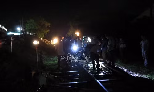 Kiểm tra hiện trường để tìm nguyên nhân vụ lật toa tàu