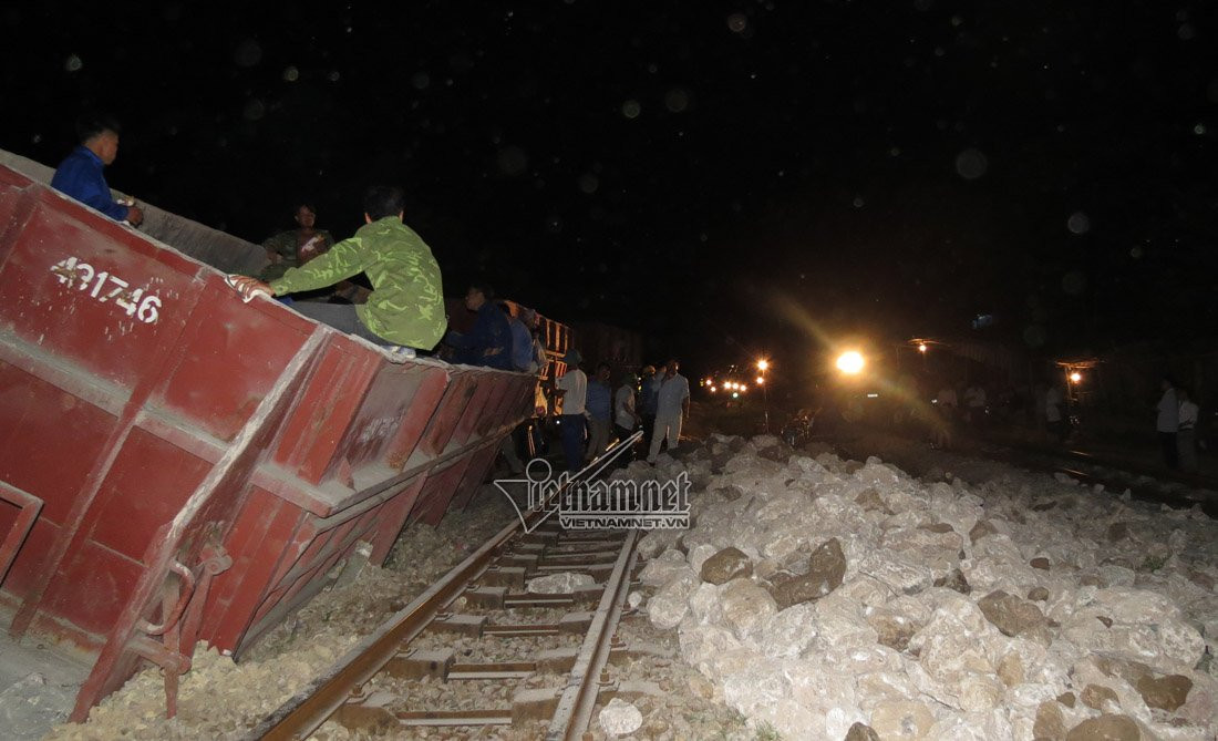 Đường ray số 2 và số 3 không thể hoạt động sau khi 2 toa tàu trượt khỏi đường sắt